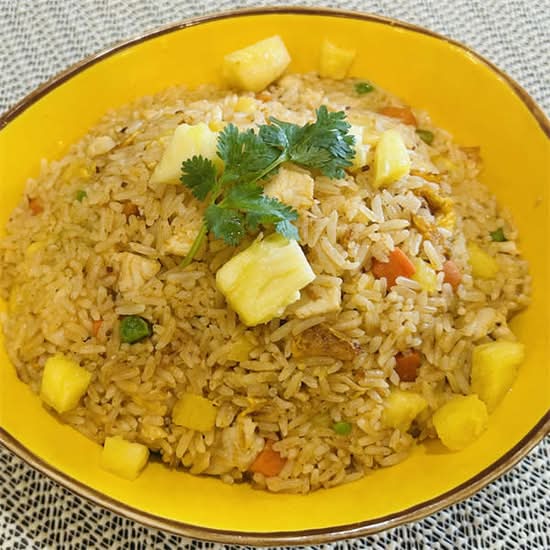 Thai Chicken Pineapple Fried Rice (with egg) 泰式鸡肉菠萝炒饭（含蛋）